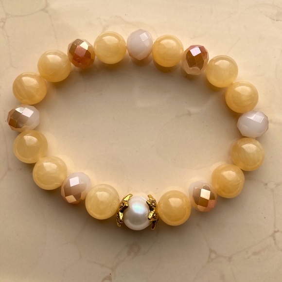 Honey Jade Stretch Bracelet with Cultured Pearl & Faceted Crystals. - Picture 2 of 5